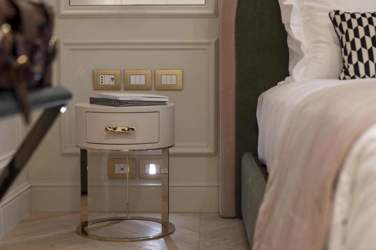 Hotel La Gemma Florence Exterior photo A bedside table