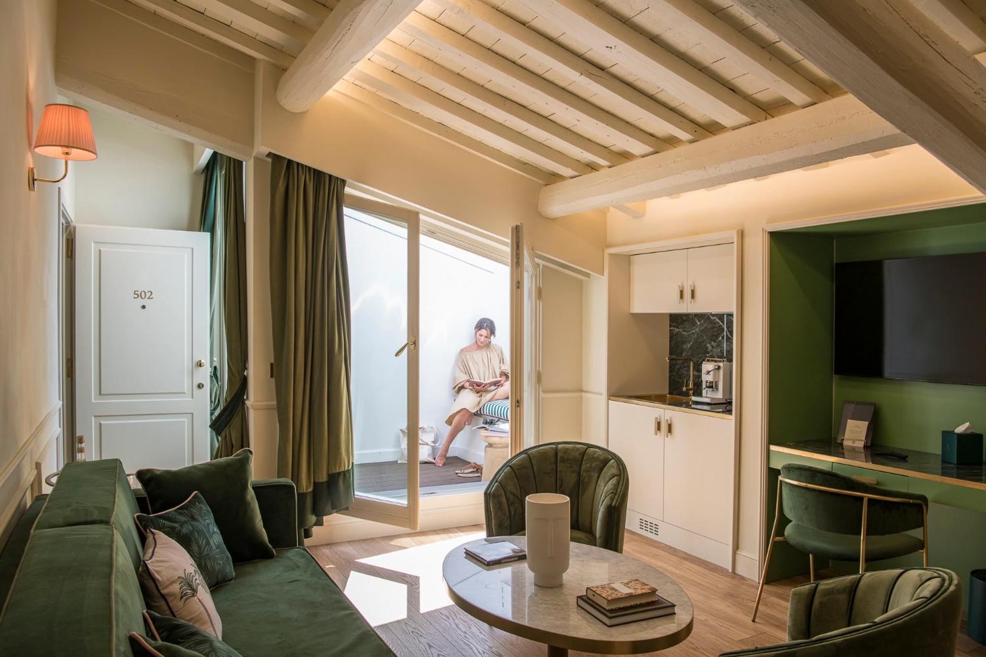 Hotel La Gemma Florence Exterior photo A suite at the hotel